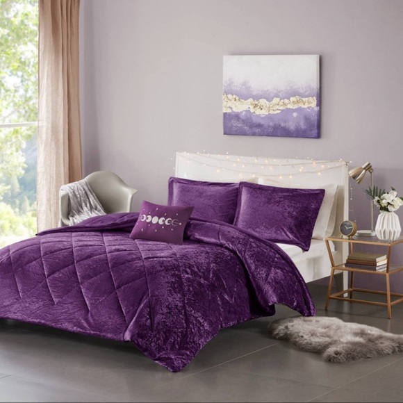4-piece Full/Queen Velvet Quilted Comforter Set with Shams & Decorative Pillow. - Picture 2 of 6